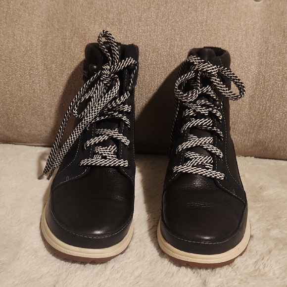 CHACO  WATERPROOF  Size 7. Black High-Top Women's Boots - Picture 4 of 15